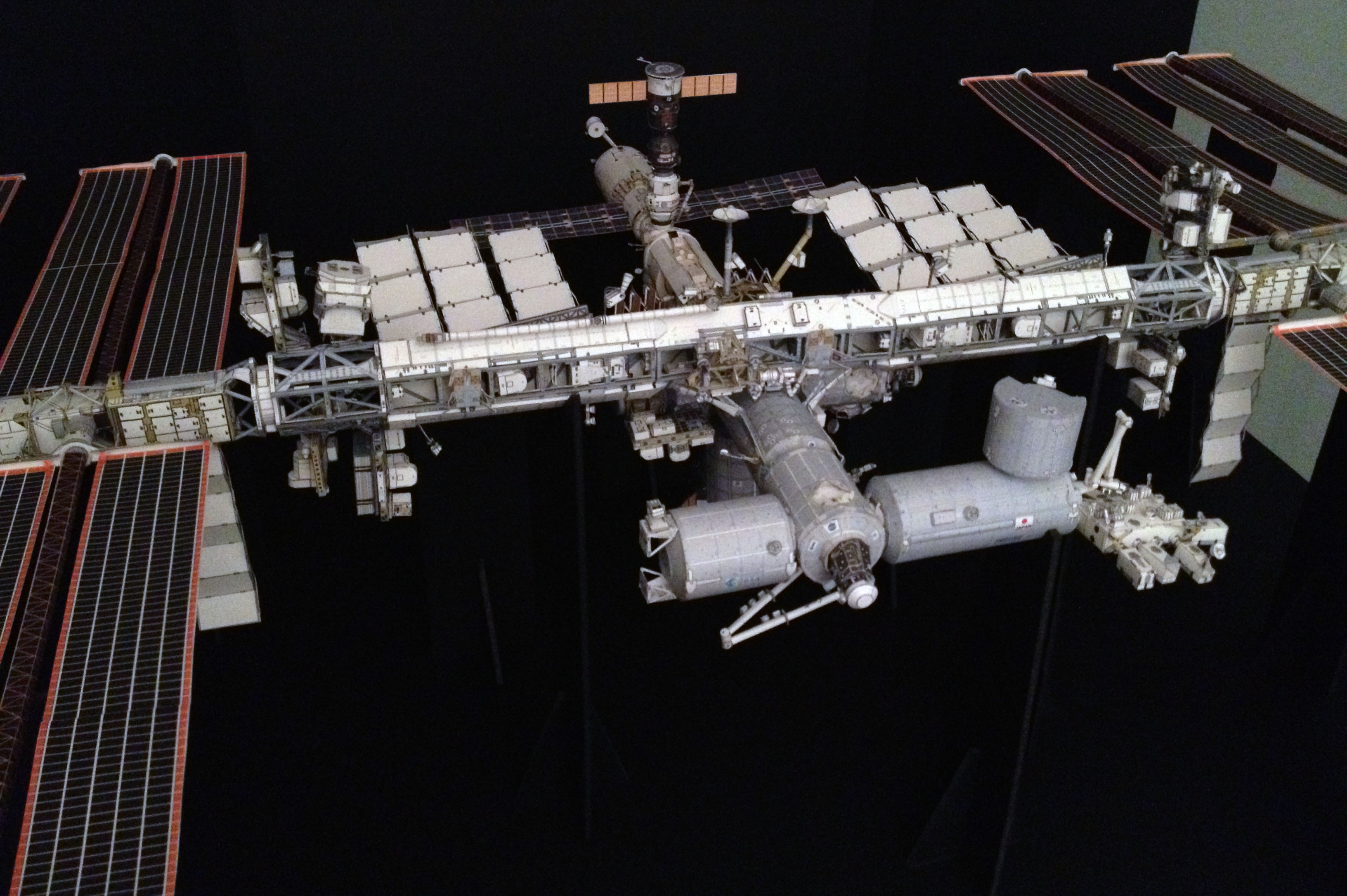 international-space-station-model-axm-paper-space-scale-models