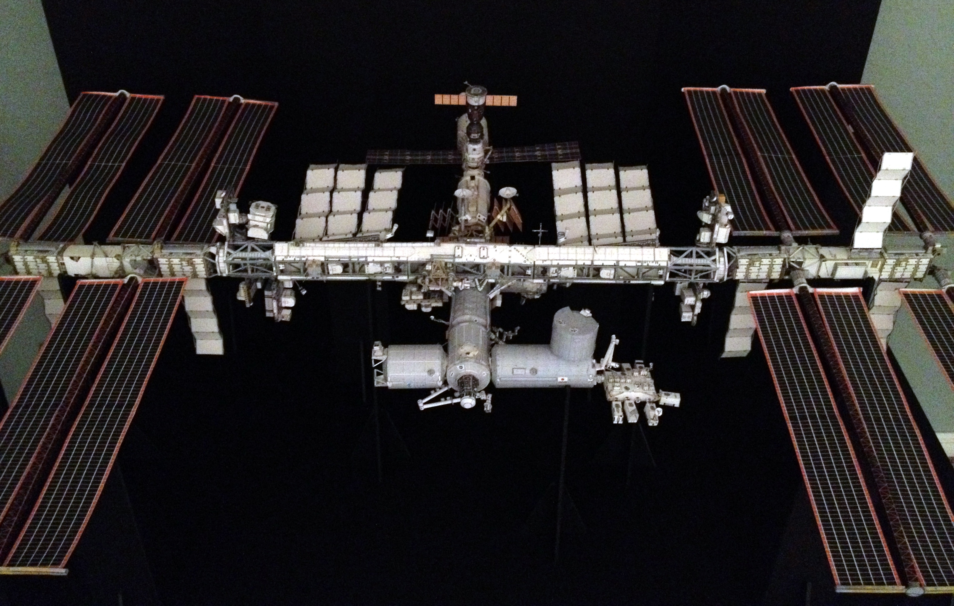 AXM ISS 1:100 scalemodel